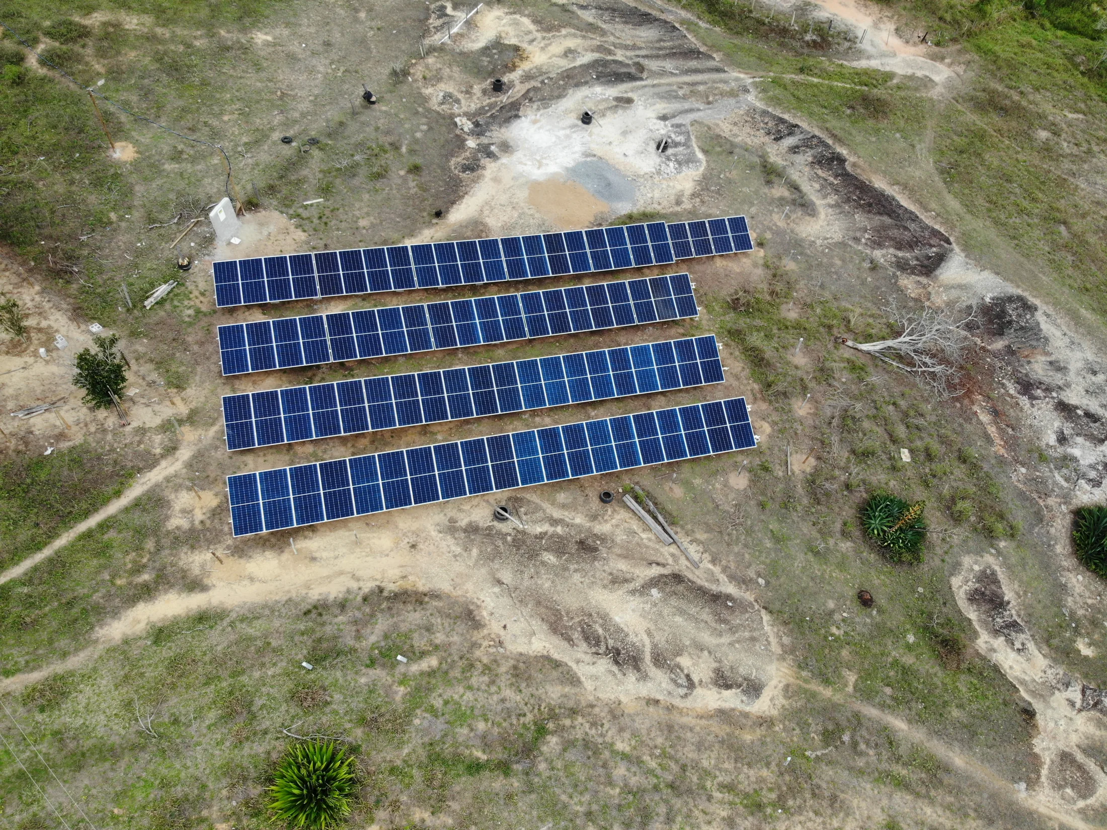 Vista aérea de painéis solares em solo