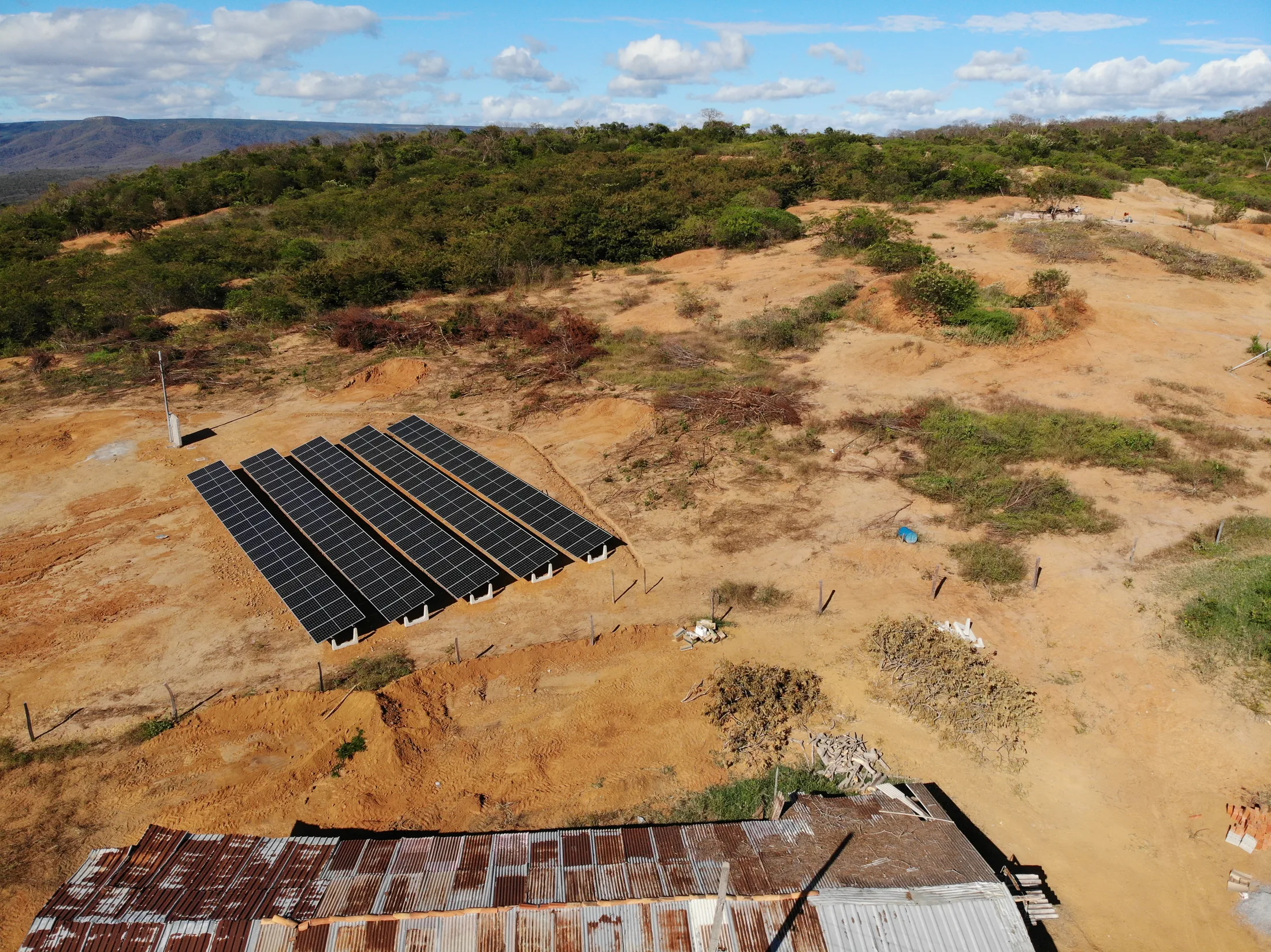 Usina solar em área rural vista por drone