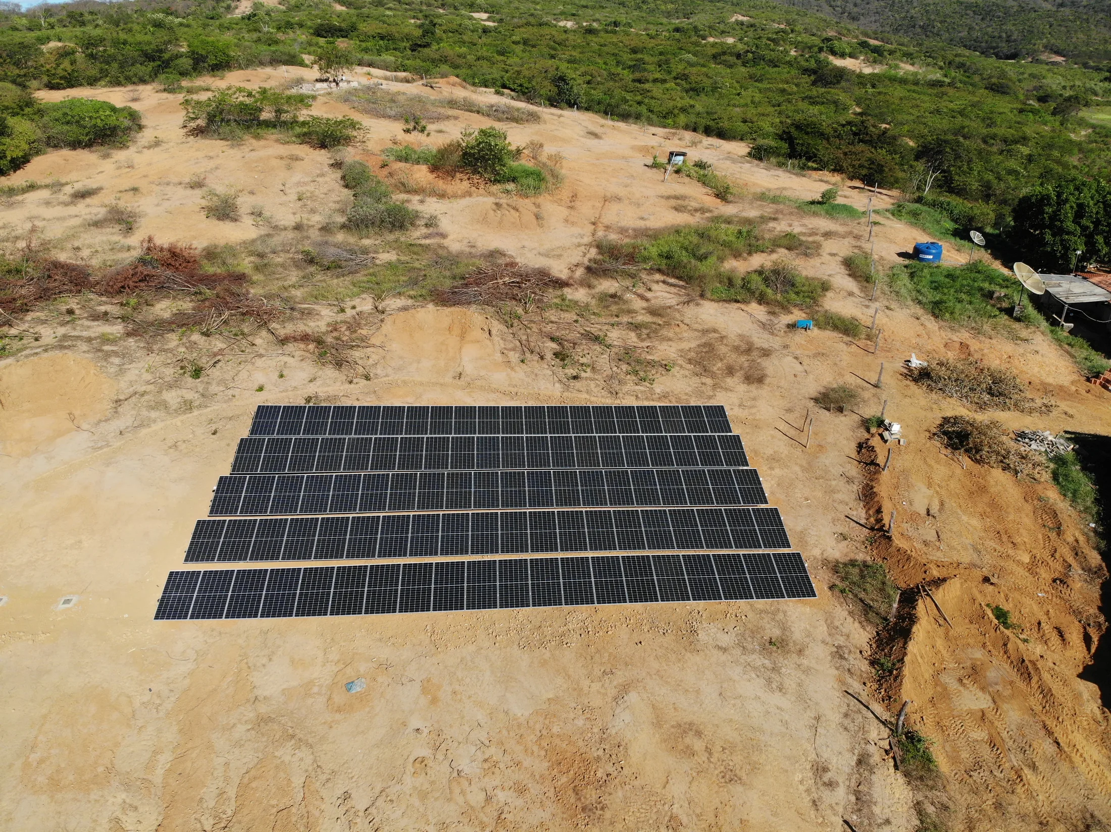 Vista aérea de uma usina solar do acervo WCS