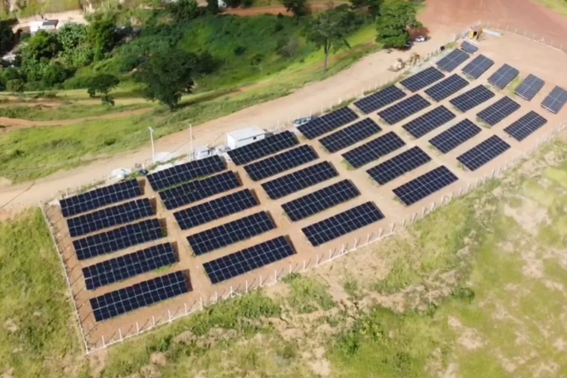 Vista aérea de uma usina solar em solo do acervo WCS